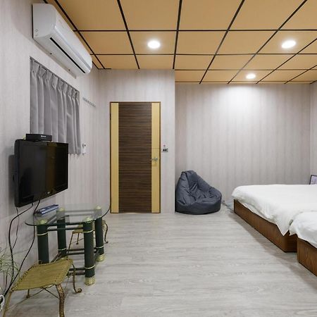 羅東夜市 小宅一生民宿 Night Market Small House Lifetime Hotel Luodong Exterior photo